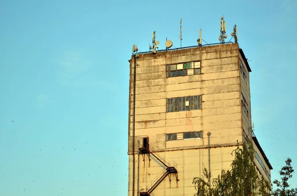 Foto Des Gebäudes Mit Antennen Für Mobilfunk — Stockfoto