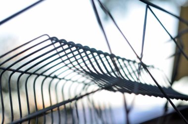 Gökyüzü zemininde eski tabak kurutucusunun fotoğrafı