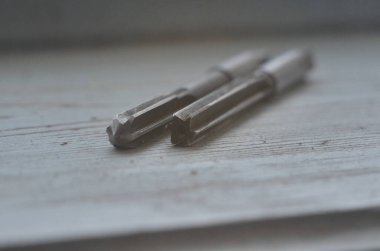 Tahtadaki iki metal macunun fotoğrafı.