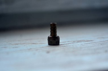 Tahtadaki el pompası için tehdit edilmiş pirinç uçlu.