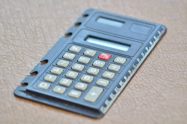 Foto da calculadora usada na mesa — Fotografia de Stock