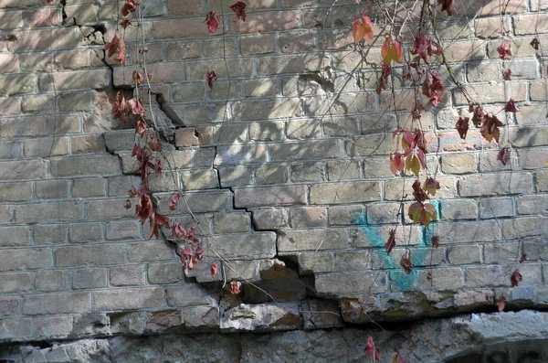 要塞の古い割れた壁の写真 — ストック写真