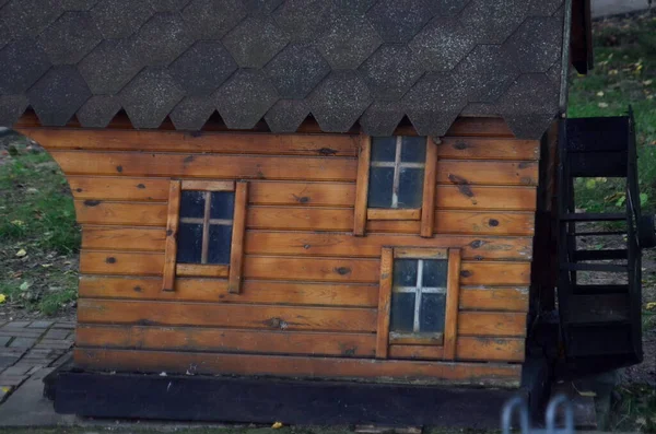 Foto de um pequeno moinho feito de madeira — Fotografia de Stock