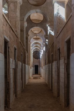 Eski terk edilmiş kaplıcalara, paramparça duvarlara ve kapılara.