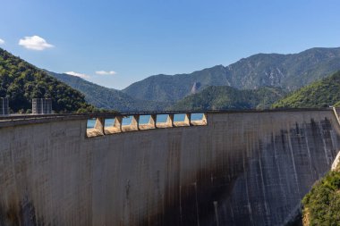 Susqueda rezervuarının tepesinden manzara orman, Katalonya (İspanya) ile çevrili)