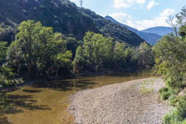 Ormanlar, Katalonya, İspanya arasındaki Ter Nehri manzarası