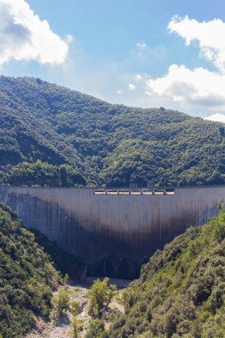 Mavi gökyüzü ve bulutlu Susqueda bataklığı, Katalonya (İspanya)