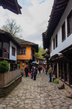 GABROVO, BULGARIA - 20 Nisan 2019: Etara, Gabrovo 'daki etnografik ve mimari müzesindeki eski evlerin manzarası