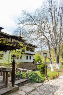 GABROVO, BULGARIA - 20 Nisan 2019: Etara, Gabrovo 'daki etnografik ve mimari müzesindeki eski evlerin manzarası