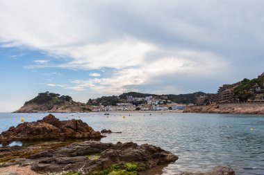 Deniz kıyısından Tossa de Mar kasabası manzarası