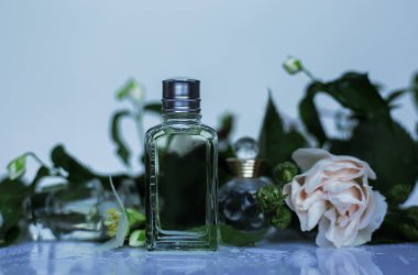 yeşil çiçekli farklı parfüm şişeleri