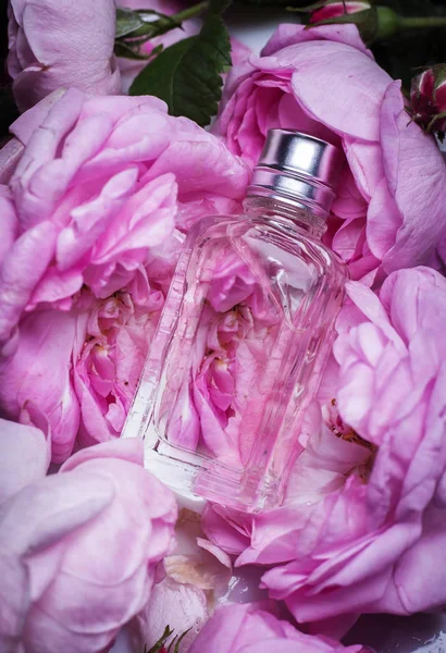 Perfume Femenino Con Flores — Foto de Stock