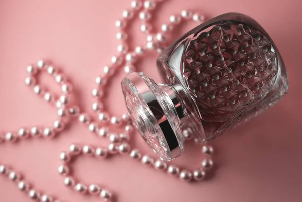 Flacon Parfum Féminin Sur Fond Rose Avec Une Décoration Perlée — Photo