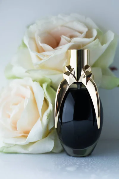 Frasco Perfume Com Flores — Fotografia de Stock