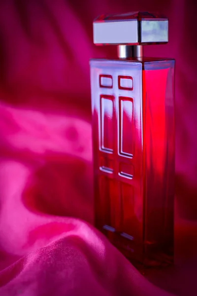 Perfume Rojo Sobre Fondo Rojo —  Fotos de Stock