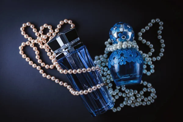 Dwie Butelki Perfum Niebieski Pereł Ciemnym Tle — Zdjęcie stockowe