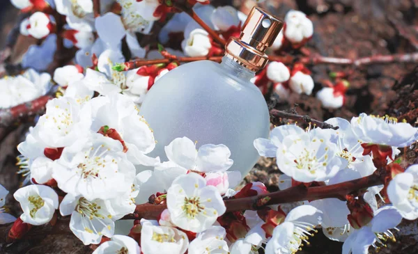 Parfümflasche Mit Blumen — Stockfoto