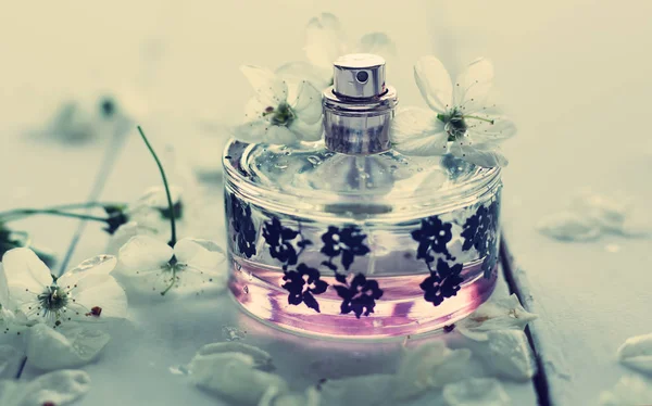 Perfume Spray Mão Feminina Arranjo Flores Flores Fragrância Perfume Sobre — Fotografia de Stock