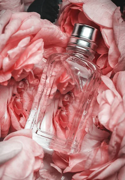 Weibliches Parfüm Mit Blumen — Stockfoto