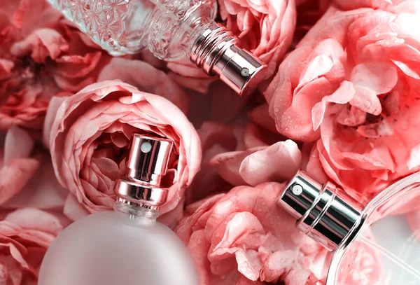 Três Garrafas Perfume Sobre Fundo Rosas — Fotografia de Stock