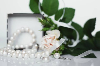 İnci mücevher hediye kutusunda çiçekli Beyaz arka plan üzerinde ayarla.