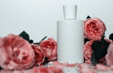 parfüm şişesi pembe güllü