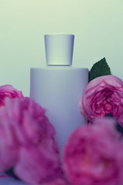 parfüm şişesi pembe güllü