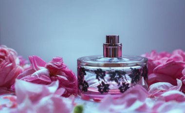 parfüm şişesi pembe güllü