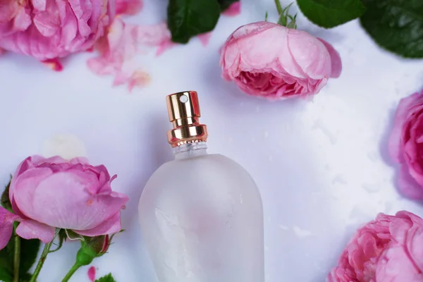 Parfümflasche Mit Rosa Rosen — Stockfoto
