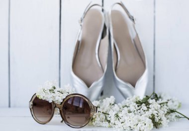 kadın aksesuarları. Gümüş Ayakkabı ile güneş gözlüğü 