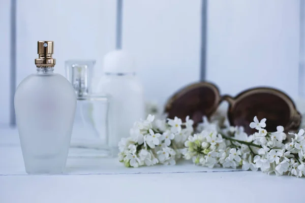 Parfümök Ans Napszemüveg Virágok Szürke Háttér — Stock Fotó