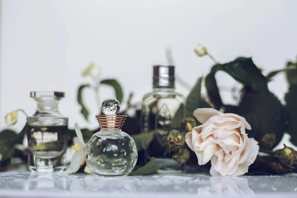 Différents Flacons Parfum Avec Fleurs — Photo