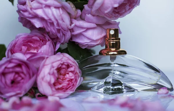 Kvinnlig Parfym Med Rosa Blommor — Stockfoto