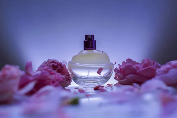 Weibliches Parfüm Mit Rosa Blüten — Stockfoto