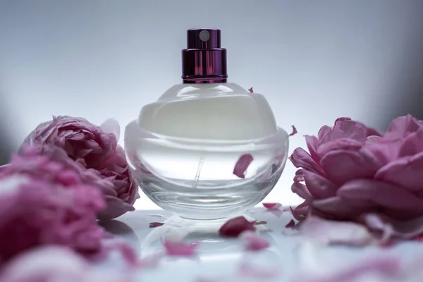 Perfume Femenino Con Flores Rosas —  Fotos de Stock