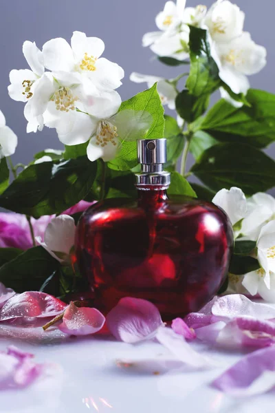 Perfume Vermelho Com Flores — Fotografia de Stock