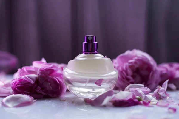 Női Parfüm Rózsaszín Virágokkal — Stock Fotó