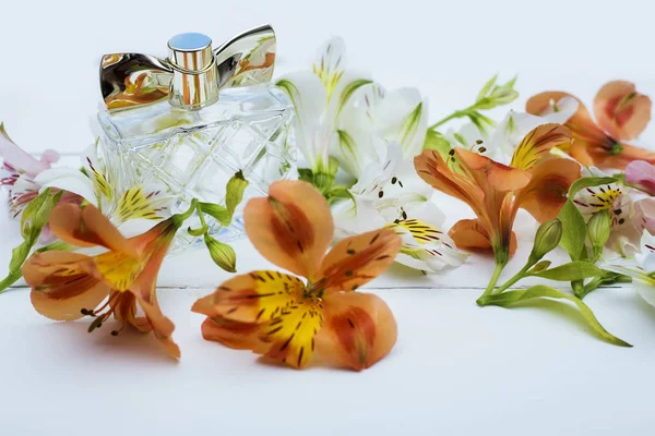 Parfümös Üveg Fehér Virágok Világos Háttér — Stock Fotó