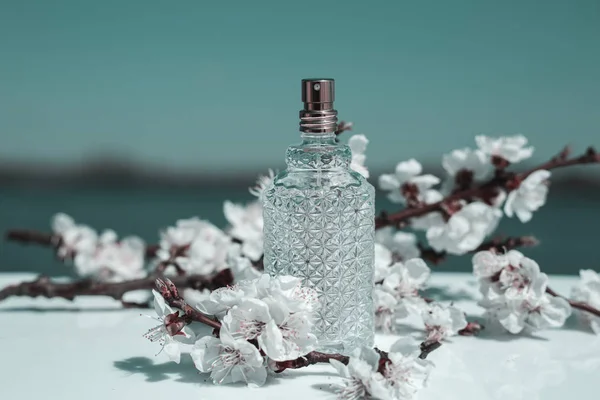 Botella Perfume Con Flores Blancas Primavera — Foto de Stock