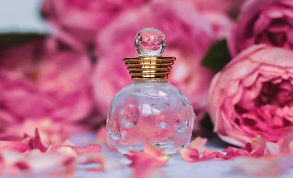 Bottiglietta Profumo Con Petali Rosa — Foto Stock