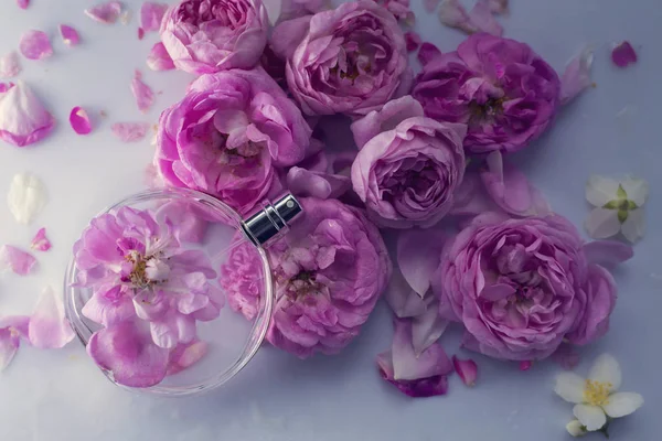 有粉红色花朵的女性香水 — 图库照片