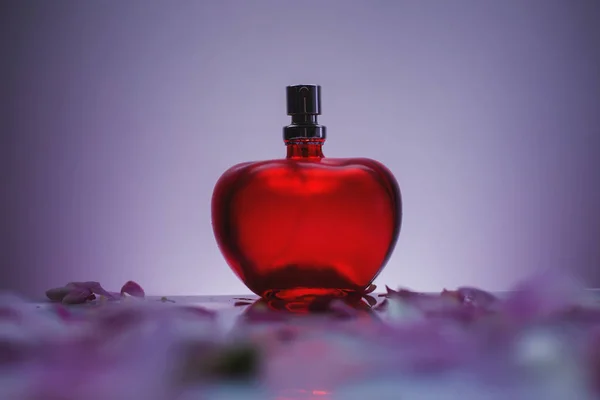 Czerwony Perfumy Płatkami Różowym Tle — Zdjęcie stockowe