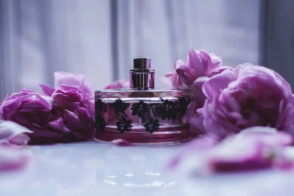 Frasco Perfume Com Flores Fundo Cinza — Fotografia de Stock