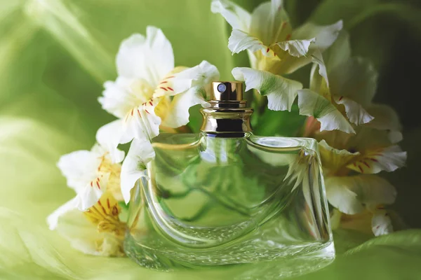 kadın parfüm ve orkide çiçekleri