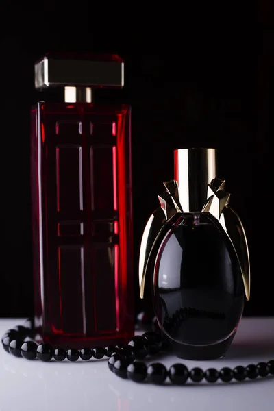 Дві Пляшки Парфумів Чорними Перлами — стокове фото