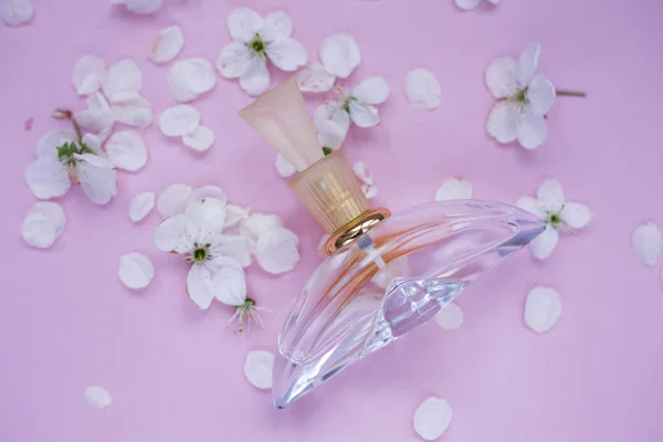 Parfüm Mit Weißen Blütenblättern Auf Rosa Hintergrund — Stockfoto