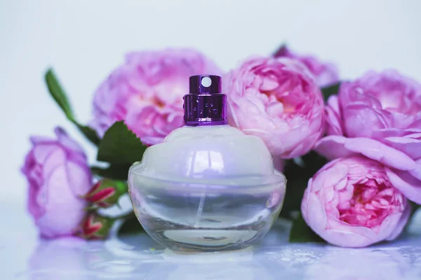 Parfümflasche Mit Rosenblüten Auf Weißem Hintergrund — Stockfoto