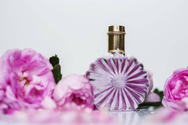 Pembe çiçek gül parfüm şişesi