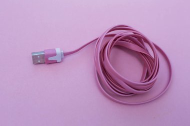 Pembe bir arka plan üzerinde pembe Usb kablosu