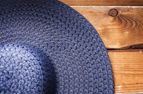 Cappello Spiaggia Blu Sfondo Legno — Foto Stock